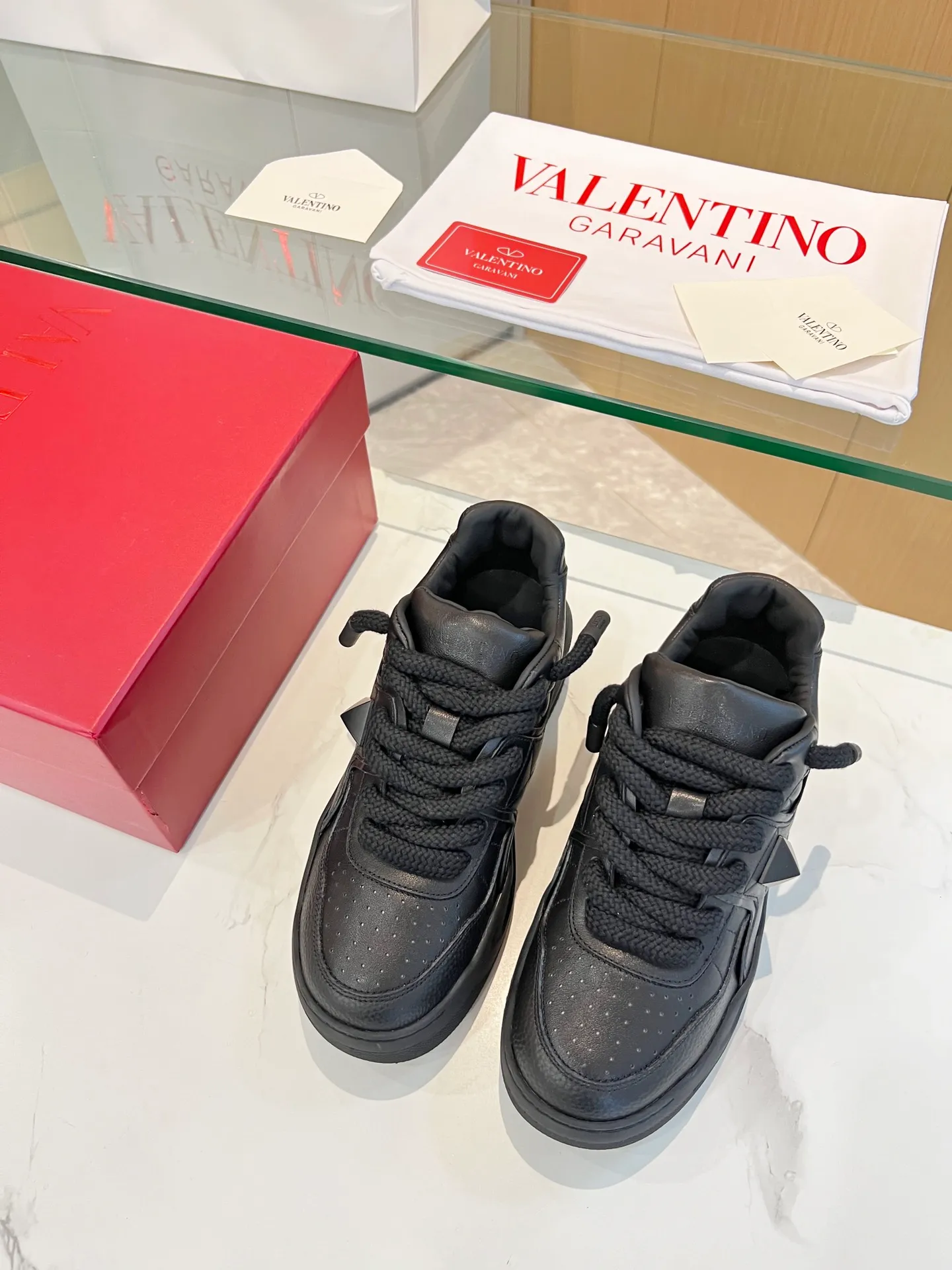 👟👟Ex-factory price 640👟👟 𝑽𝒂𝒍𝒆𝒏𝒕𝒊𝒏𝒐Valentino 𝑶𝒏𝒆𝑺𝒕𝒖𝒅 Couple sneaker series Valentino 2023 new couple sneakers are on sale. The original Z👟👟 was purchased and dismantled at the ex-factory price. Repeated pattern making and modifications. We strive to restore it one to one! Top luxury masterpiece. Signature rivet design. Soft and comfortable genuine sheepskin brings excellent and elegant texture and excellent on-foot comfort. Top purchasing version upper: imported calfskin surface/original oil edge craftsmanship. Lining: water-dyed cowhide lining. Outsole: original development 𝐓𝐏𝐔 two-color combination outsole. Packaging: original configuration complete package. Code number: 34-𝟒𝟓